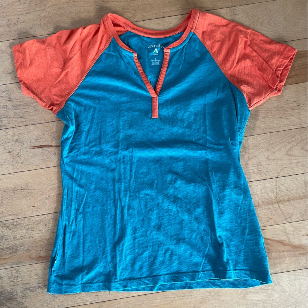 Athletica orange/teal tee